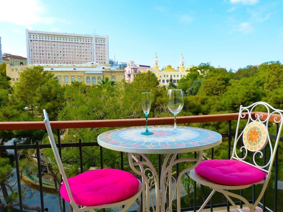 Live-Inn Stunning Apartment On Azneft Sq With President Palace & Old City Views Баку Экстерьер фото