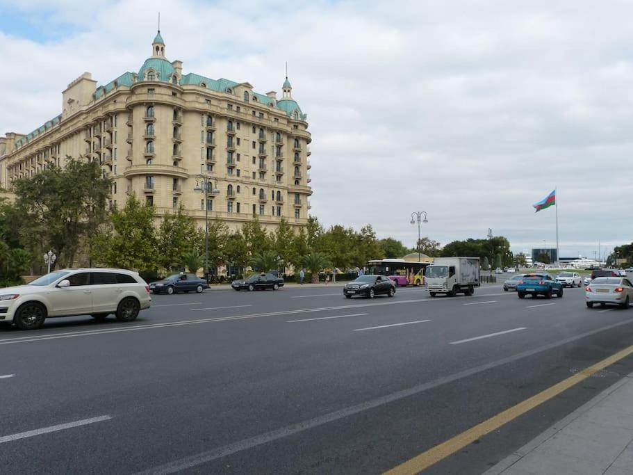 Live-Inn Stunning Apartment On Azneft Sq With President Palace & Old City Views Баку Экстерьер фото