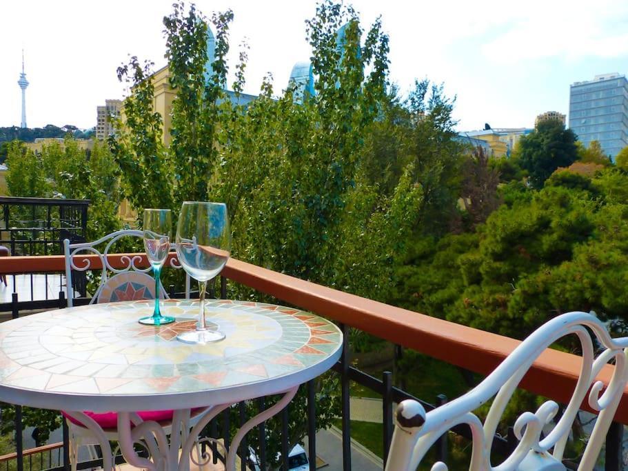 Live-Inn Stunning Apartment On Azneft Sq With President Palace & Old City Views Баку Экстерьер фото