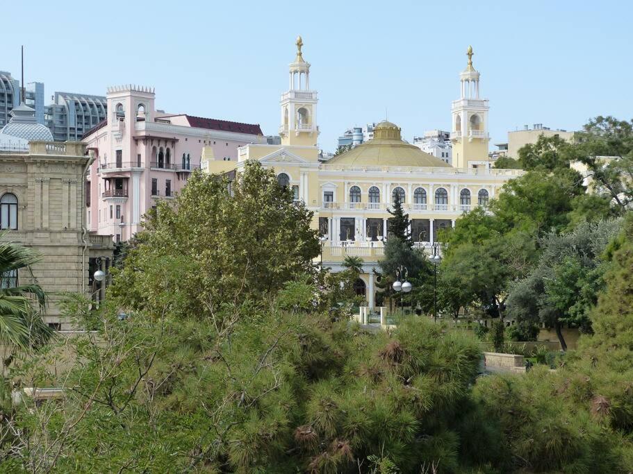 Live-Inn Stunning Apartment On Azneft Sq With President Palace & Old City Views Баку Экстерьер фото