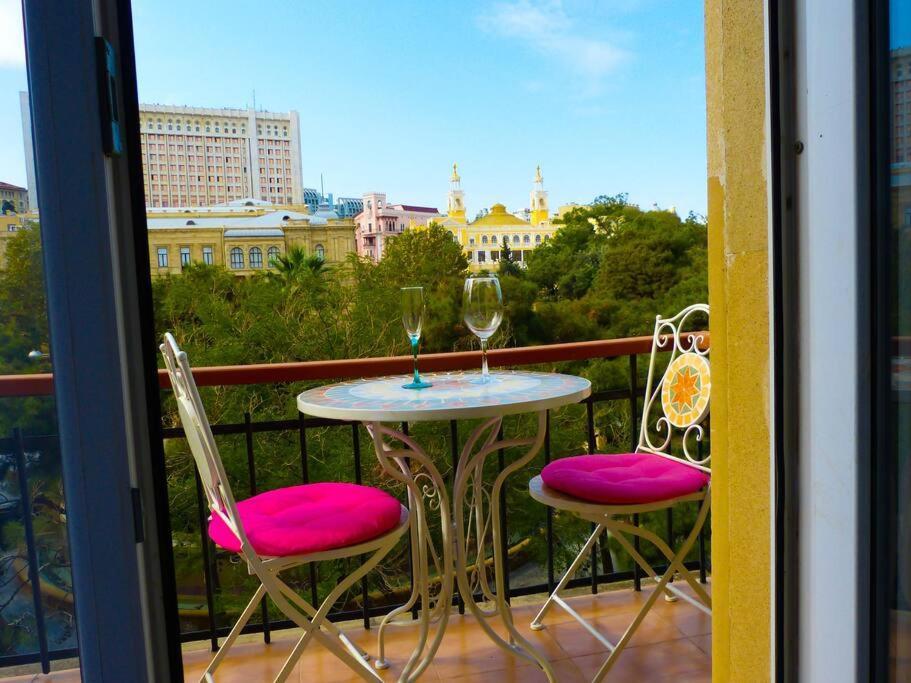 Live-Inn Stunning Apartment On Azneft Sq With President Palace & Old City Views Баку Экстерьер фото