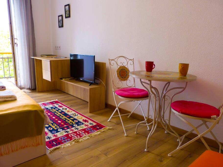 Live-Inn Stunning Apartment On Azneft Sq With President Palace & Old City Views Баку Экстерьер фото